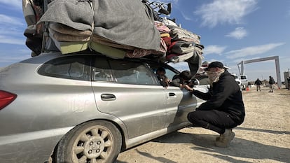 Controles a coches de palestinos desplazados que regresan al norte de Gaza, este martes.