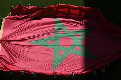 Vista aérea de la bandera de Marruecos antes del comienzo del partido contra Croacia. 