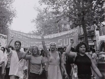 Manifestantes por la liberación gay el 26 de junio de 1977 en La Rambla