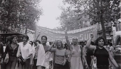 Manifestants per l'alliberament gai el 26 de juny del 1977 a la Rambla.