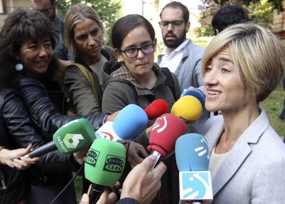 La candidata a lehendakari por Elkarrekin Podemos, Pilar Zabala, realiza unas declaraciones a los medios de comunicación tras votar en Zarautz (Gipuzkoa).