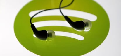 Logotipo de Spotify con unos auriculares.