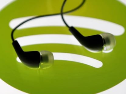 Logotipo de Spotify con unos auriculares.