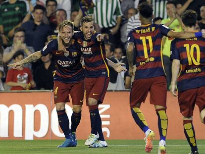 Jugadores del Barcelona celebran un gol en el campo del Betis