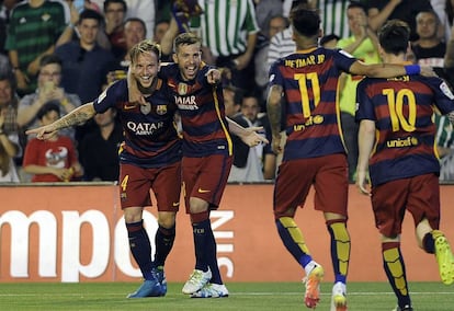 Jugadores del Barcelona celebran un gol en el campo del Betis