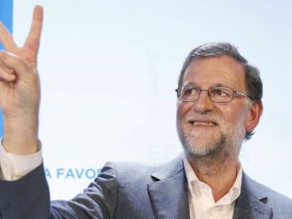 El líder de los populares dice en una reunión en Málaga que  la clave  para ser primeros en las elecciones frente al partido de Iglesias es la unión de todo el voto  sensato y equilibrado  en torno a su formación