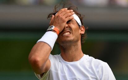 Rafael Nadal se lamenta por um ponto perdido.