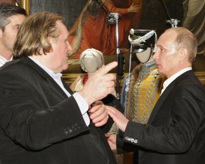 El actor Gérard Depardieu habla con el primer ministro ruso Vladimir Putin.