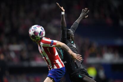 Sime Vrsaljko (izquierda) y Sadio Mané, en una acción del partido de octavos de final.