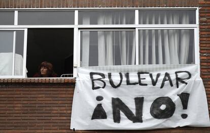 Carteles en el barrio de Gamonal en contra del bulevar que el ayuntamiento de Burgos pretende construir.