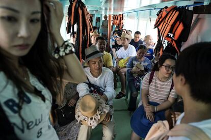 El el cierre comenzó pasada la medianoche, con la prohibición de que los turistas abordaran el ferry que es la principal forma para llegar a la isla. En la imagen, turistas abandonan la isla el 25 de abril de 2018.