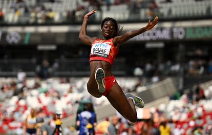 La atleta española Fátima Dame, durante un salto en el Mundial de Atletismo de Budapest, el 19 de agosto.