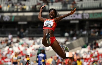 La atleta española Fátima Dame, durante un salto en el Mundial de Atletismo de Budapest, el 19 de agosto.