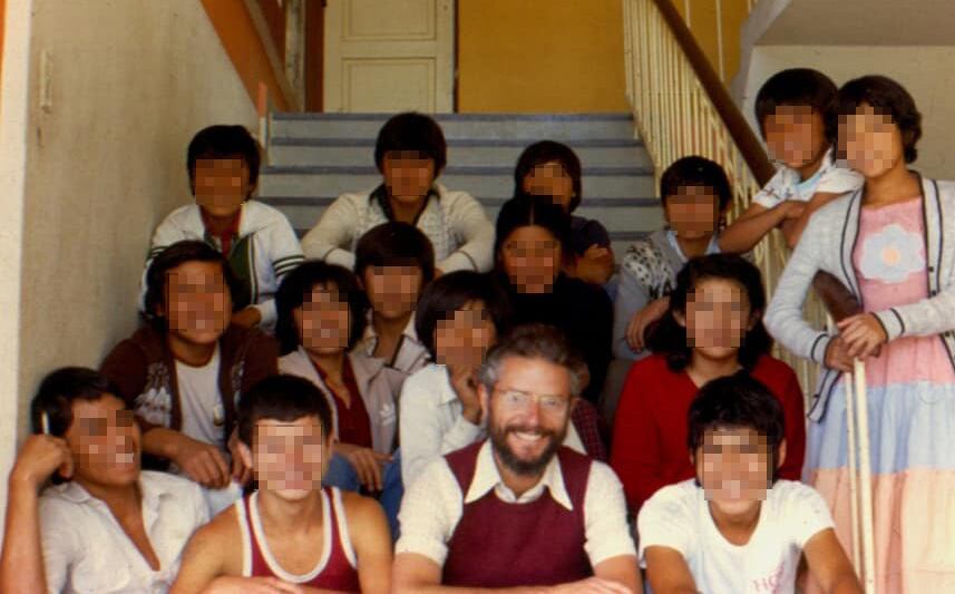 Francesc Peris, apodado Chesco, posa junto a un grupo de alumnos del Juan XXIII de Cochabamba, en los años ochenta. Imagen cedida.