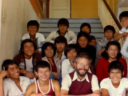 Francesc Peris, junto a un grupo de alumnos del colegio Juan XXIII de Cochabamba, Bolivia, cuando estuvo allí en los años ochenta, en una imagen cedida.