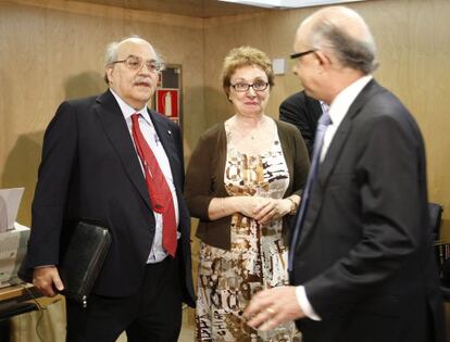 Finance Minister Crist&oacute;bal Montoro (r) with Andreu Mas-Colell and Carmen Mart&iacute;n Aguayo. 