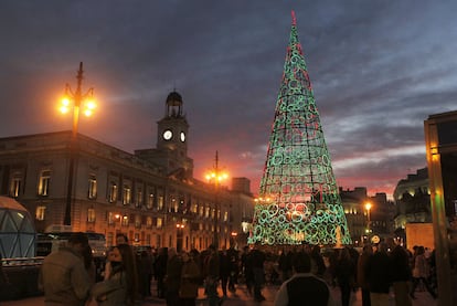 Aspecto que presentaba la madrileña Puerta del Sol tras el encendido navideño.