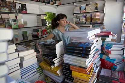 Según todos los expositores la clave del montaje está en cómo se ordenan los libros. En cada caseta caben unos 2.000. Una vez llegan las riadas de clientes (en 17 días la feria registra un tránsito parecido al de los principales museos del país en todo el año), es fundamental encontrar con rapidez lo que se busca.