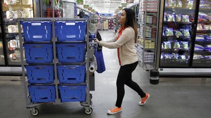 En una empleada de Walmart en un hipermercado en Nueva Jersey