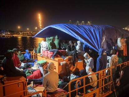 Inmigrantes en el puerto de Algeciras el pasado 25 de julio, tras ser rescatados en el Estrecho de Gibraltar.