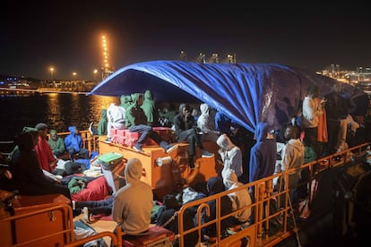 Inmigrantes en el puerto de Algeciras el pasado 25 de julio, tras ser rescatados en el Estrecho de Gibraltar.