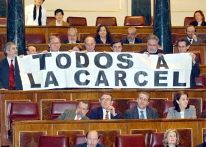 Los diputados de IU exhiben una pancarta con el lema "Todos a la cárcel".