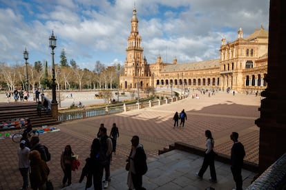 Turistas visitan la Plaza de España de Sevilla, este lunes.