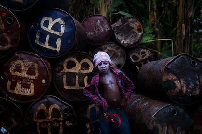 Un niño espera para descargar bidones de diésel en un embarcadero del delta del río Níger, donde se vende combustible de contrabando. Muchas comunidades de la zona sobreviven gracias a este comercio. Fotografía premiada en la categoría de 'Temas contemporáneos' (©Samuel James, Estados Unidos, Sony World Photography Awards)