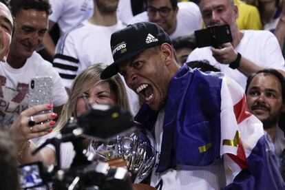 Walter Tavares celebra la copa de su equipo.