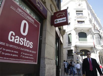 Fachada de una sucursal de Caja España en Madrid en la que se ofrece el cambio de hipoteca con coste cero en los gastos.