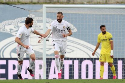 Karim Benzema (segundo por la izquierda), del Real Madrid, celebra con Nacho (a la izquierda) trasel gol del empate.