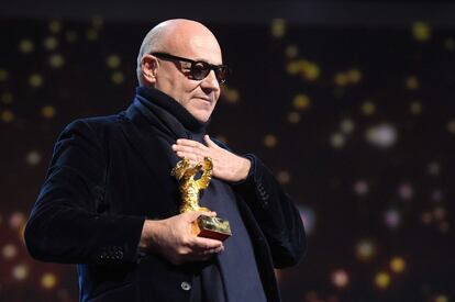 El director italiano Gianfranco Rosi recibe el Oso de Oro por la película 'Fuocoammare', el 20 de febrero de 2016. 