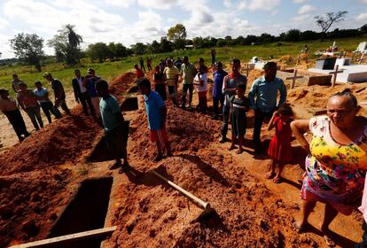 Familiares sepultam vítimas da chacina durante operação policial.