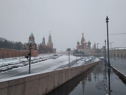 En el puente de Bolshoi Moskvoretsky, donde estaba el memorial oficioso de Borís Nemtsov, ya no queda nada. / M. R. Sahuquillo