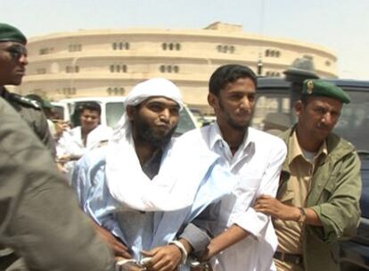 Los presos de Al Qaeda Maroof Ould Haiba y Sidi Ould Sidina, el día de su detención en Nuakchot (Mauritania).