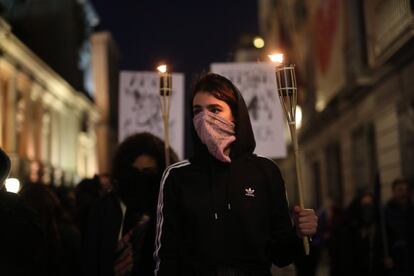 Una mujer  durante la manifestación que ha recorrido el centro de Madrid contra la violencia de género.