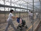 Mujeres presas arrastran los cochecitos con sus bebes dentro del Centro de Reinserción Femenil de Escobedo, en Monterrey, Nuevo León