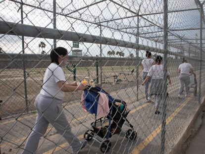 Mujeres presas arrastran los cochecitos con sus bebes dentro del Centro de Reinserción Femenil de Escobedo, en Monterrey, Nuevo León
