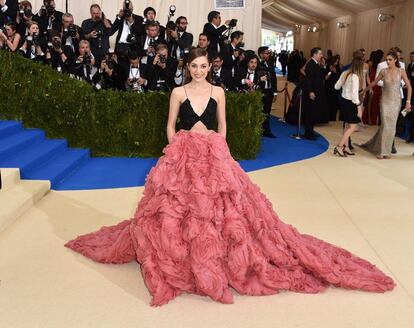 Christian Siriano firma el diseño bicolor de Laura Osnes.