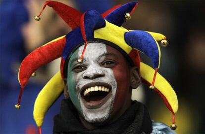 Un aficionado con la cara pintada con los colores de Italia se toca con un gorro de bufón poco antes del encuentro.