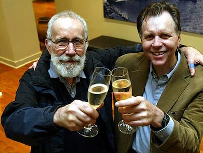 Robin Warren (a la izquierda) y Barry Marshall brindan tras conocer que se les ha concedido el Premio Nobel de Medicina de este año.