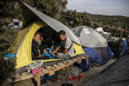 A maioria dos refugiados que chegam nos últimos meses são afegãos. Antes de chegarem ao destino, percorrem um longo caminho, uma jornada em que são vítimas das máfias para atravessar várias fronteiras. No final, eles têm de lançar-se no mar da Turquia em barcos precários.