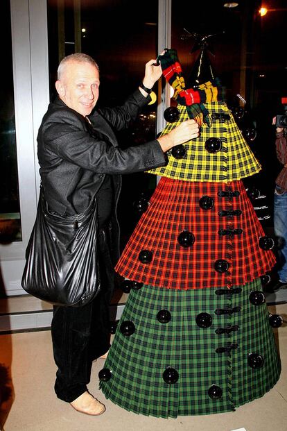 Jean Paul Gaultier participa cada año en la creación de un árbol de Navidad que, después, se subasta con fines benéficos. Es para la organización Les Sapins de Noël Des Créateurs, que suele contar también con muchos nombres más del diseño y la alta costura. Aquí Gaultier posa con su pieza de 2007. Las de 2011 aún no se han revelado.