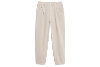 Los slouchy son los pantalones del momento. En Mango encontramos estos rebajados de 29,99 a 17,99 euros.