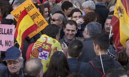 Albert Rivera conversa con manifestantes al término de la manifestación.