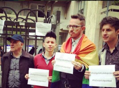 Activistas a favor de la adopción por parte de personas del mismo sexo.