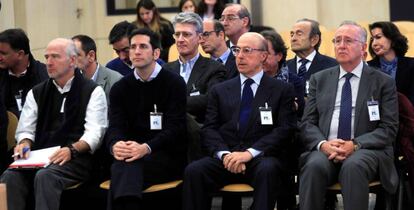 El antiguo presidente del grupo Pescanova Manuel Fernández de Sousa (d), junto a los máximos responsables de la empresa entre 2009 y 2013, se sienta en el banquillo de la Audiencia Nacional en San Fernando de Henares (Madrid) donde este lunes comienza el juicio con 19 acusados, numerosos testigos y peritos, casi siete años después de la quiebra del grupo Pescanova.