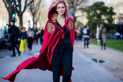 Chiara Ferragni también llamó la atención con su capa de terciopelo y apliques dorados a las puertas del desfile de Chloe.