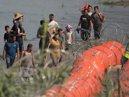 Texas instala una barrera flotante sobre el río Bravo