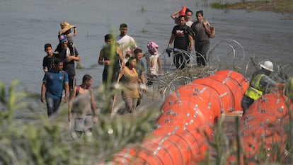 Texas instala una barrera flotante sobre el río Bravo